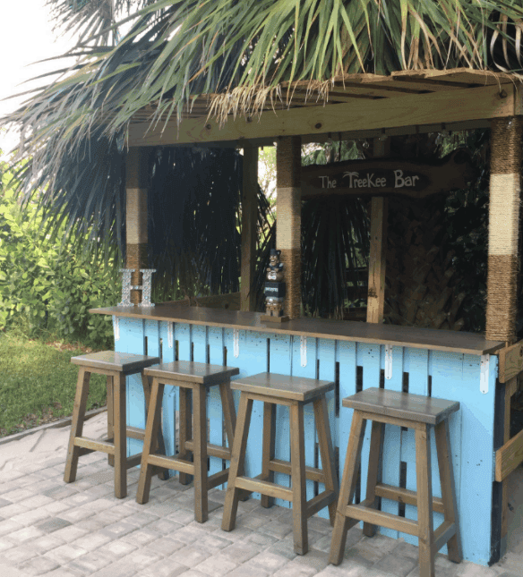 DIY Pallet Tiki Bar