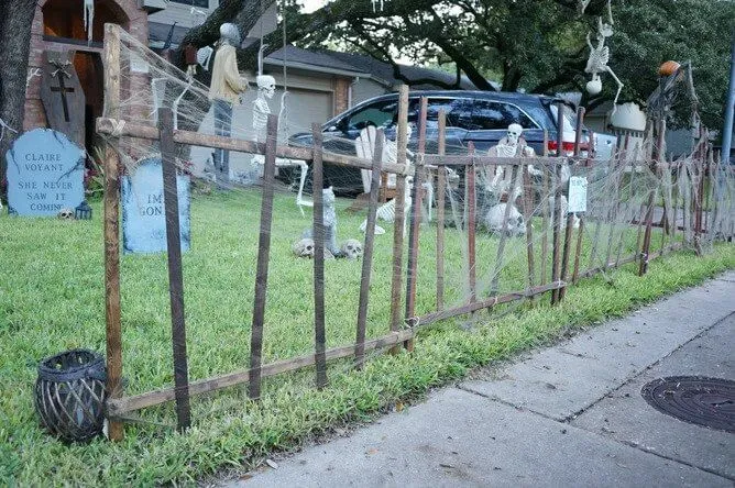 Easy Halloween Cemetery Fence